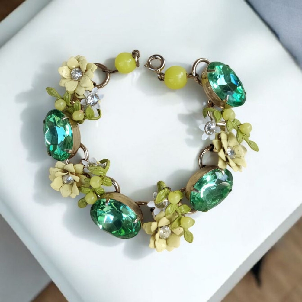 đź’ĄBOGOđź’Ą Vintage Lisner Green and Yellow Floral Bracelet - Picture 1 of 8